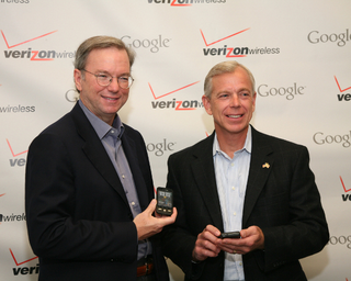 Illustration for article titled Verizon's HTC and Motorola Android Phones Caught Red Handed